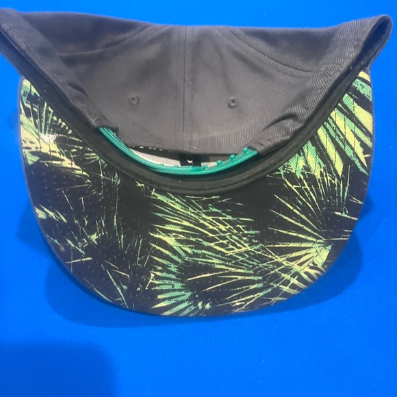Free ShippingNew Oakley Snapback Hat with tropical bill One of my Favorites - Picture 2 of 2